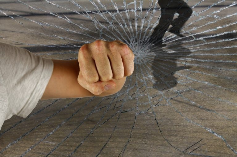 Une vitre cassée lors d